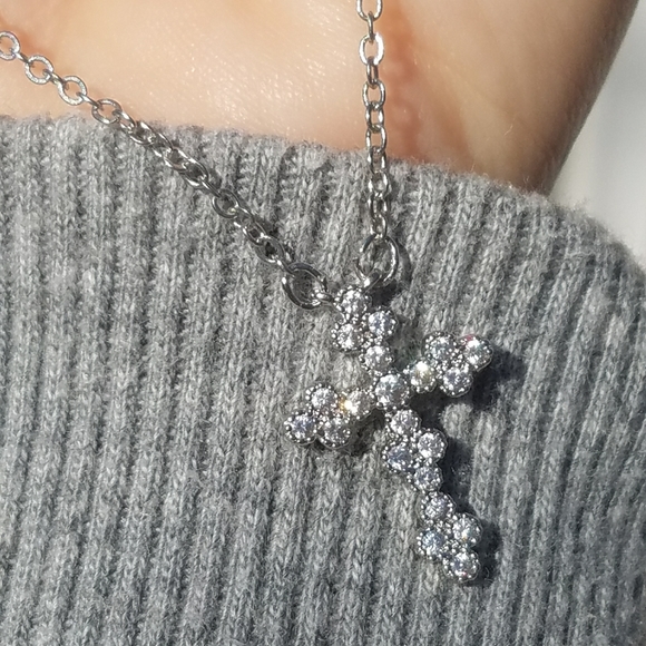 everrealli Jewelry - NEW Dainty Round Diamond Cross Prayer Necklace